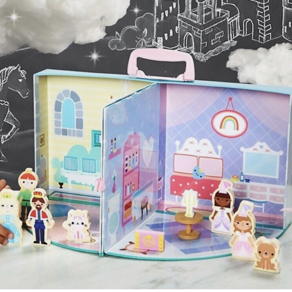 NEW| FAO SCHWARZ
13-Piece Carrier Princess Castle Toy Play Set